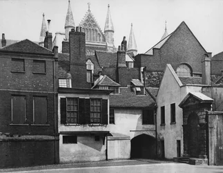 Dziedziniec Małego Dziekana, na zewnątrz od krużganków, ok. 1882 r.